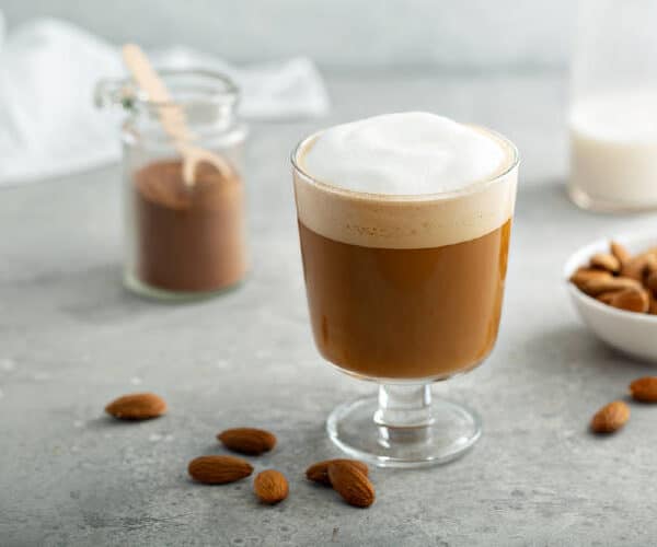15 sabrosas recetas de café con leche de almendras para endulzar tus mañanas